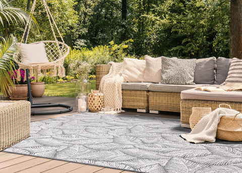 Bristol Reversible Indoor / Outdoor Rug - Leaves in outdoor setting